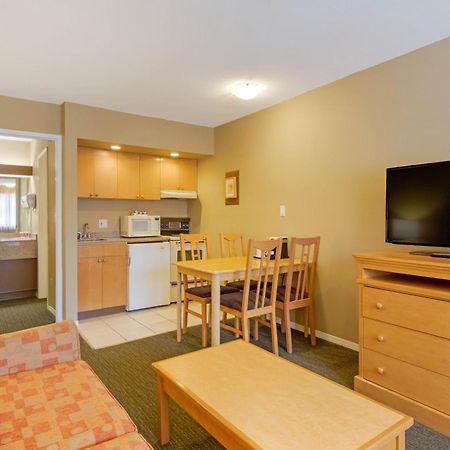 Econo Lodge Inn & Suites North Vancouver Exteriör bild