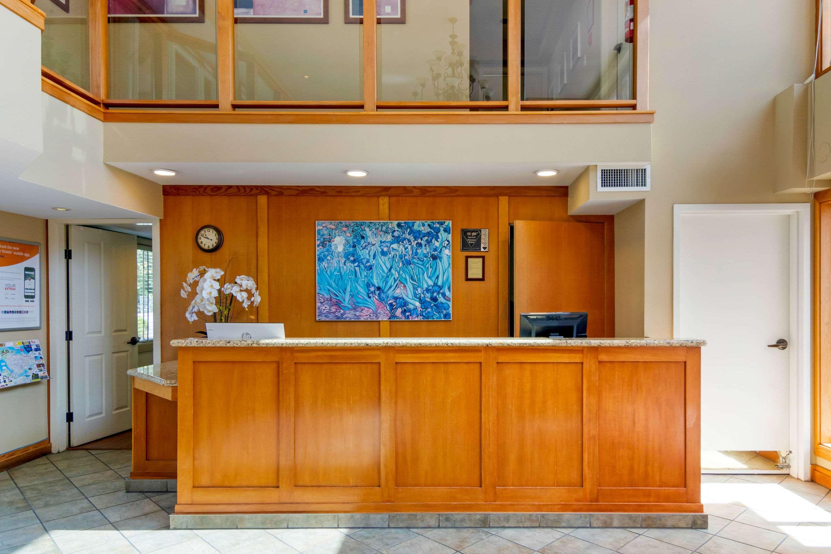 Econo Lodge Inn & Suites North Vancouver Exteriör bild
