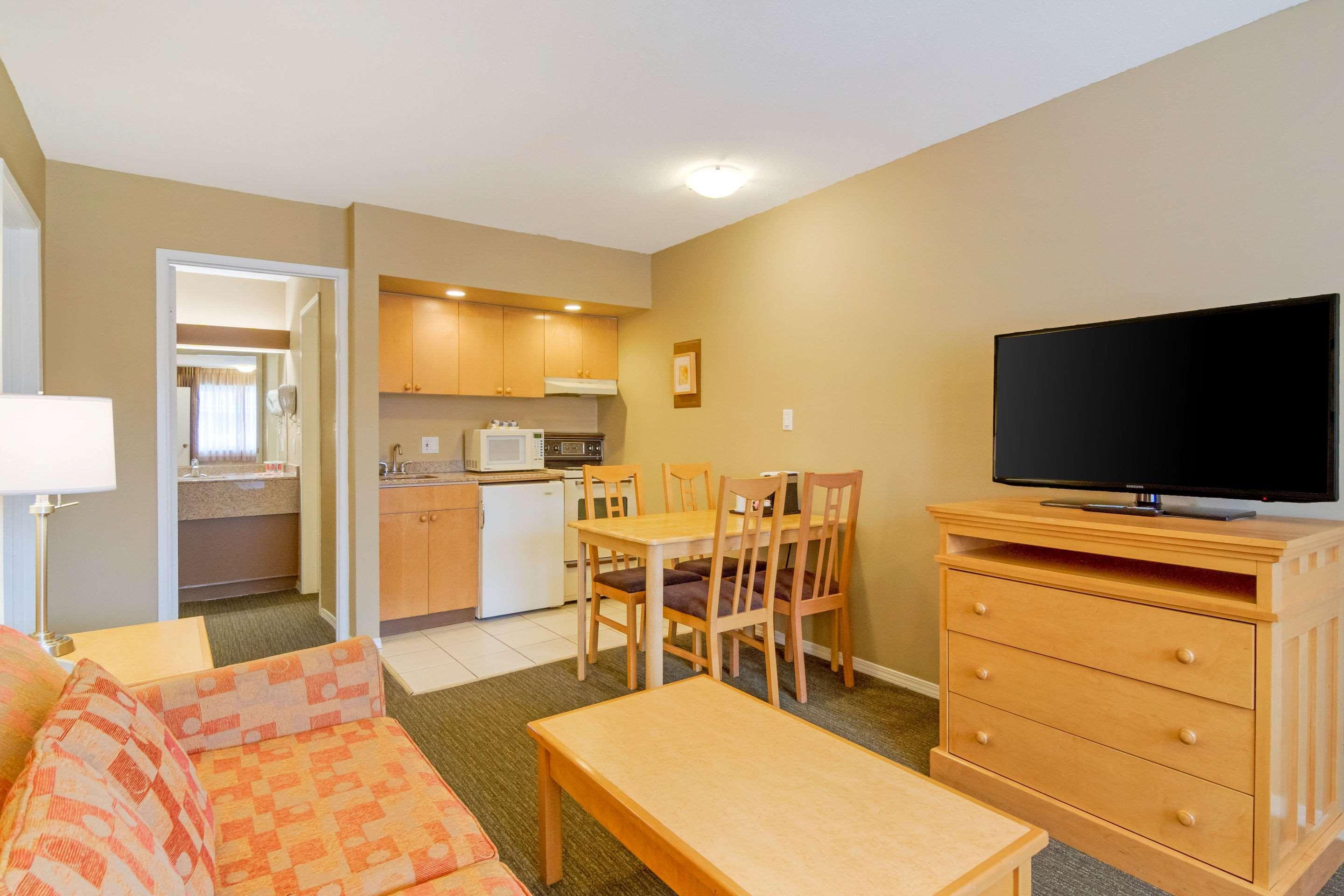 Econo Lodge Inn & Suites North Vancouver Exteriör bild