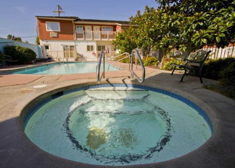 Econo Lodge Inn & Suites North Vancouver Exteriör bild