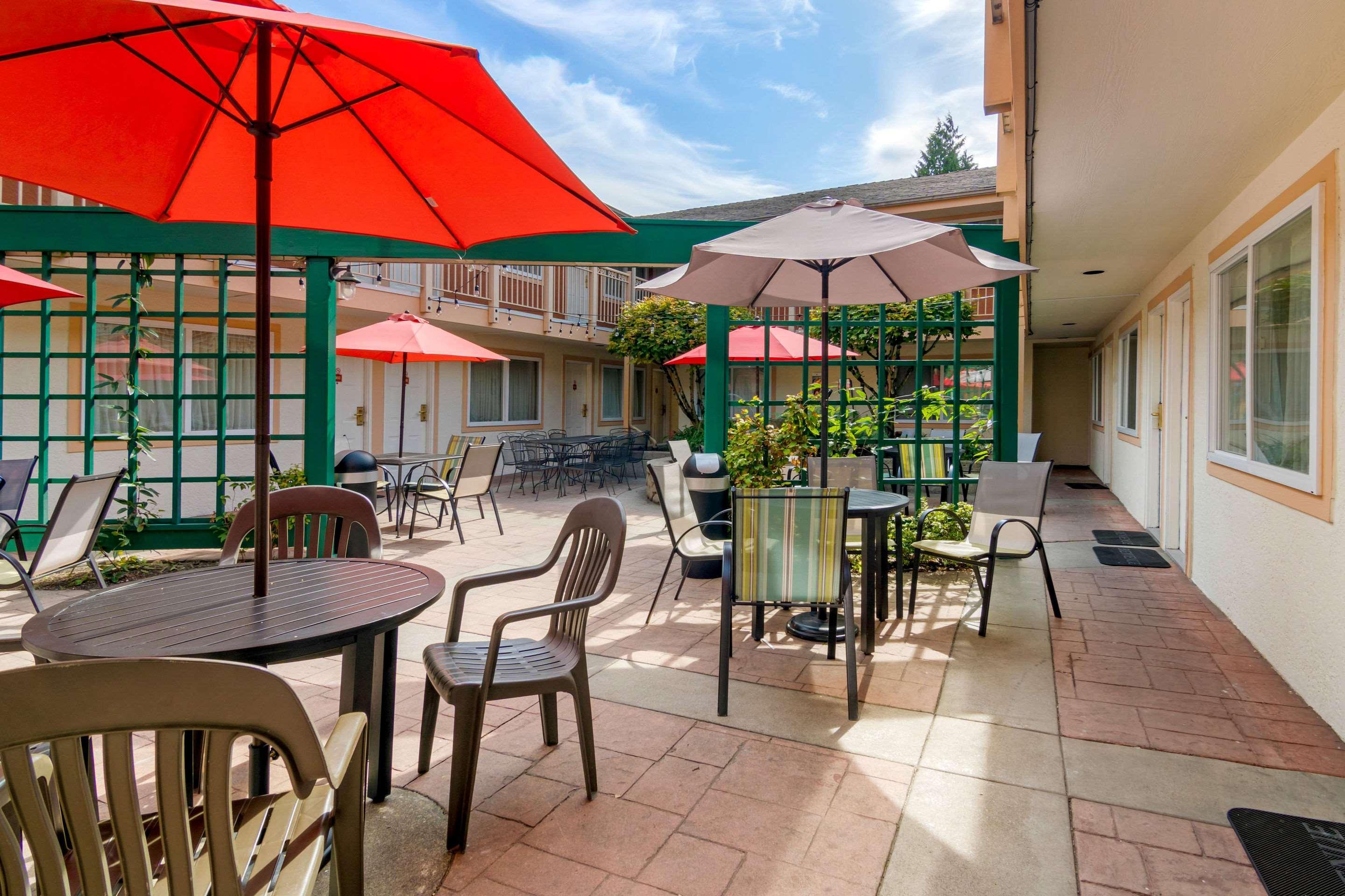 Econo Lodge Inn & Suites North Vancouver Exteriör bild