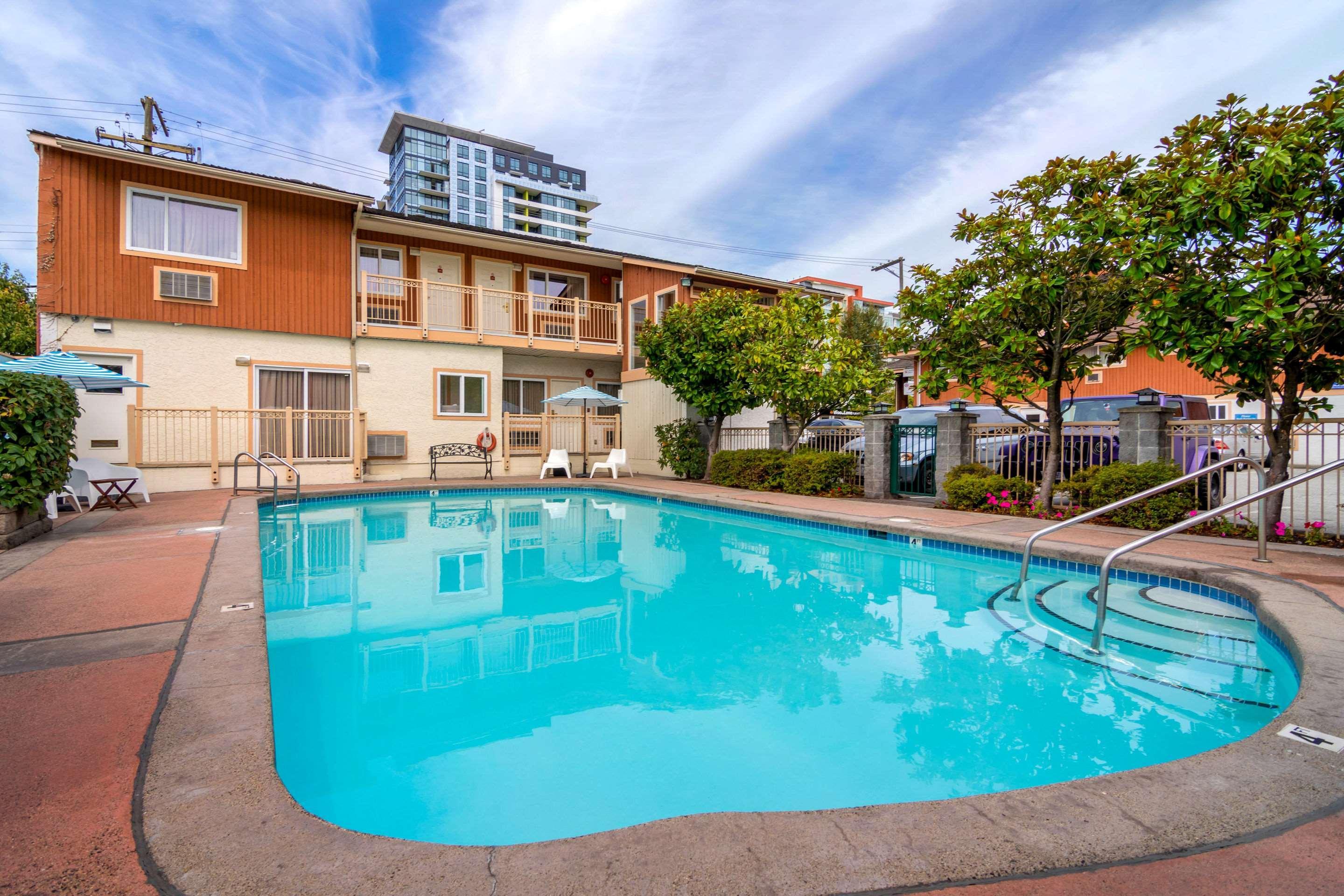 Econo Lodge Inn & Suites North Vancouver Exteriör bild