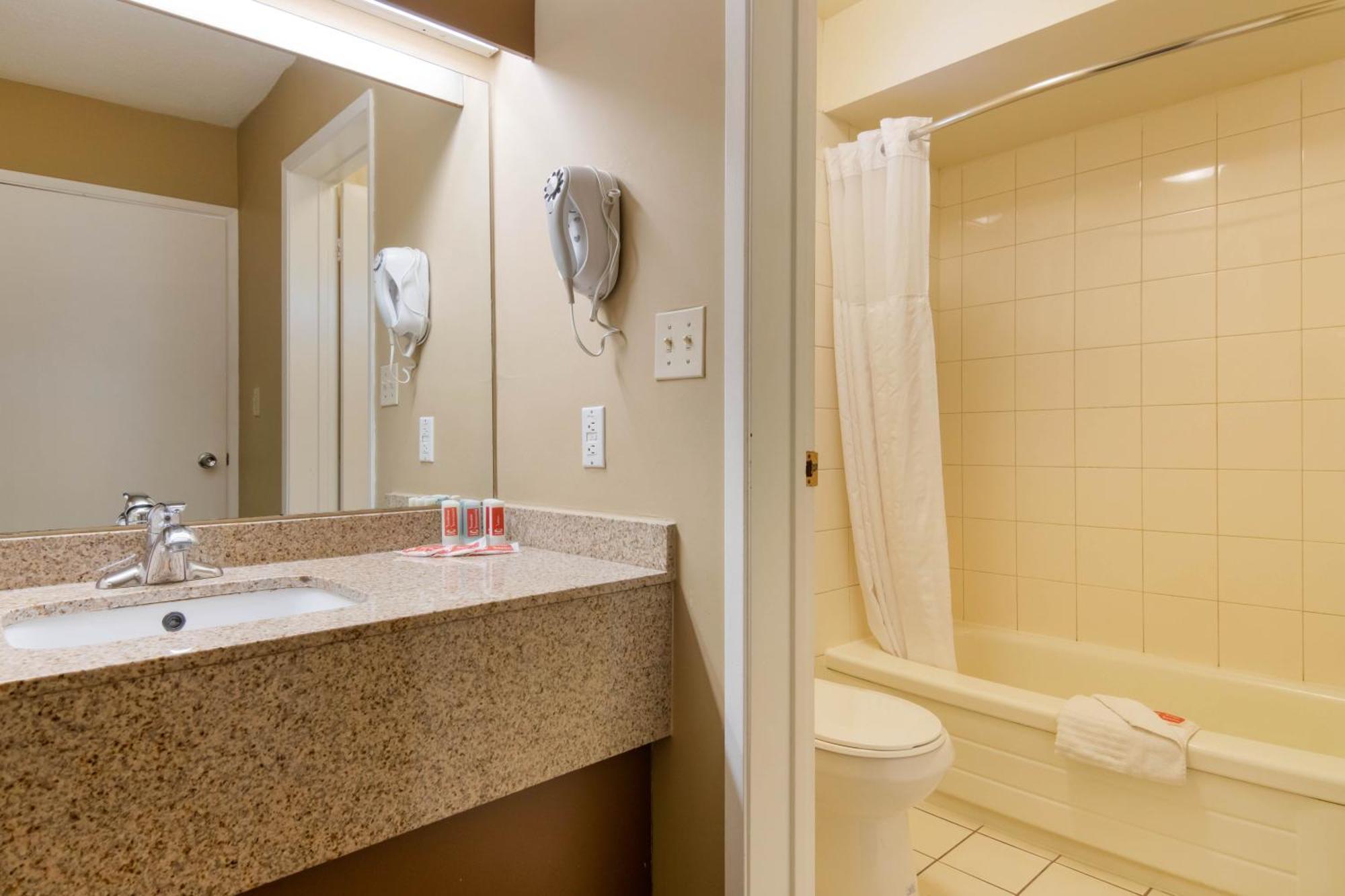Econo Lodge Inn & Suites North Vancouver Exteriör bild