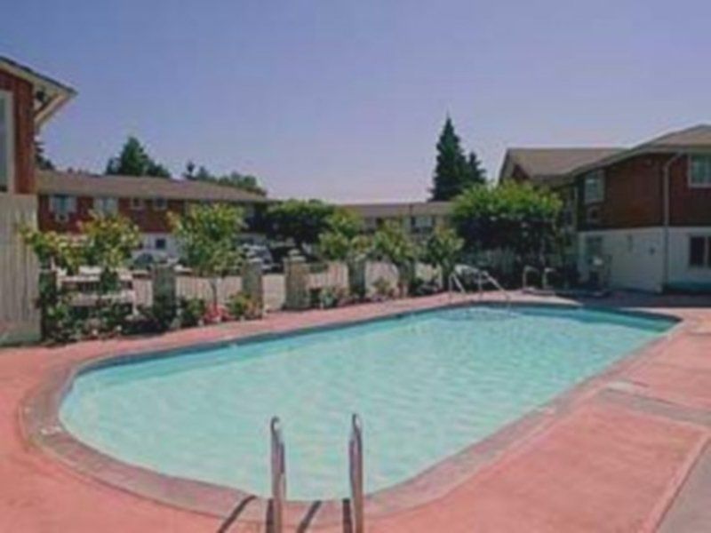 Econo Lodge Inn & Suites North Vancouver Exteriör bild