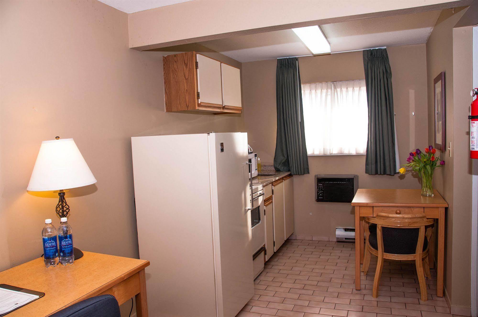 Econo Lodge Inn & Suites North Vancouver Exteriör bild